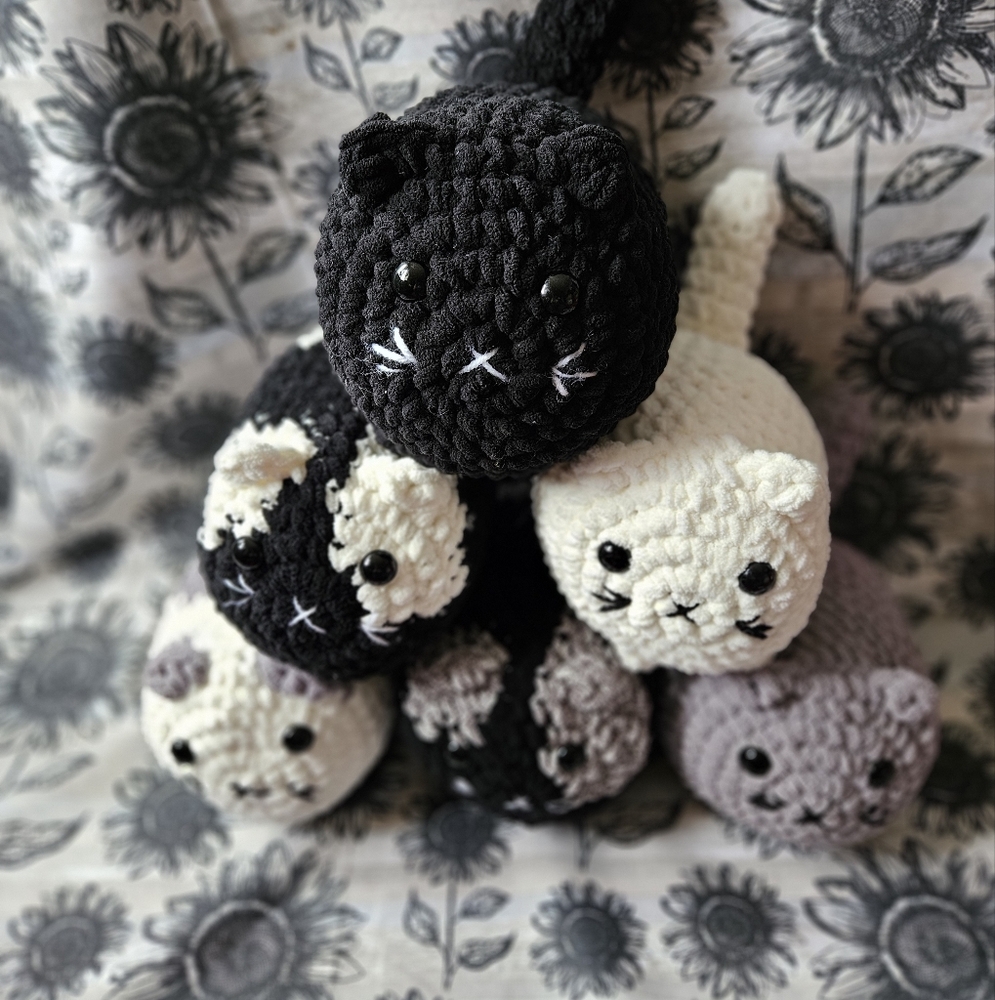 CUSTOM Crochet Chunky Loaf Cat Amigurumi - Picture 6 of 6